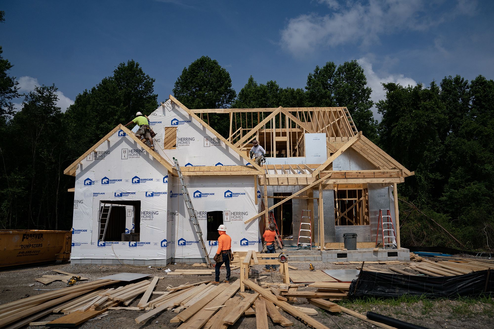 Trump directs agencies to reduce red tape related to mortgages and homebuilding.